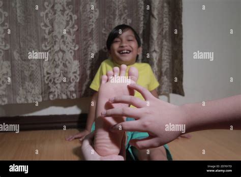tickling in Tagalog .